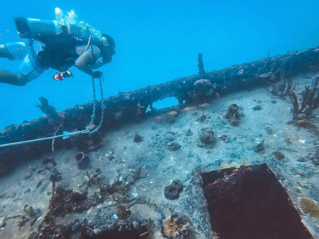 connecting chain to shipwreck in fort lauderdale