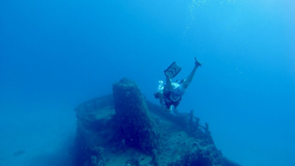 scuba diving descending on the jay scutti shipwreck in fort lauderdale