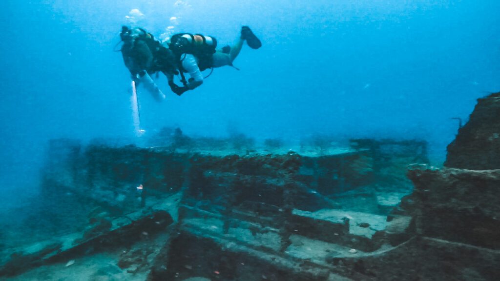 diving the houseboat in fort lauderdale