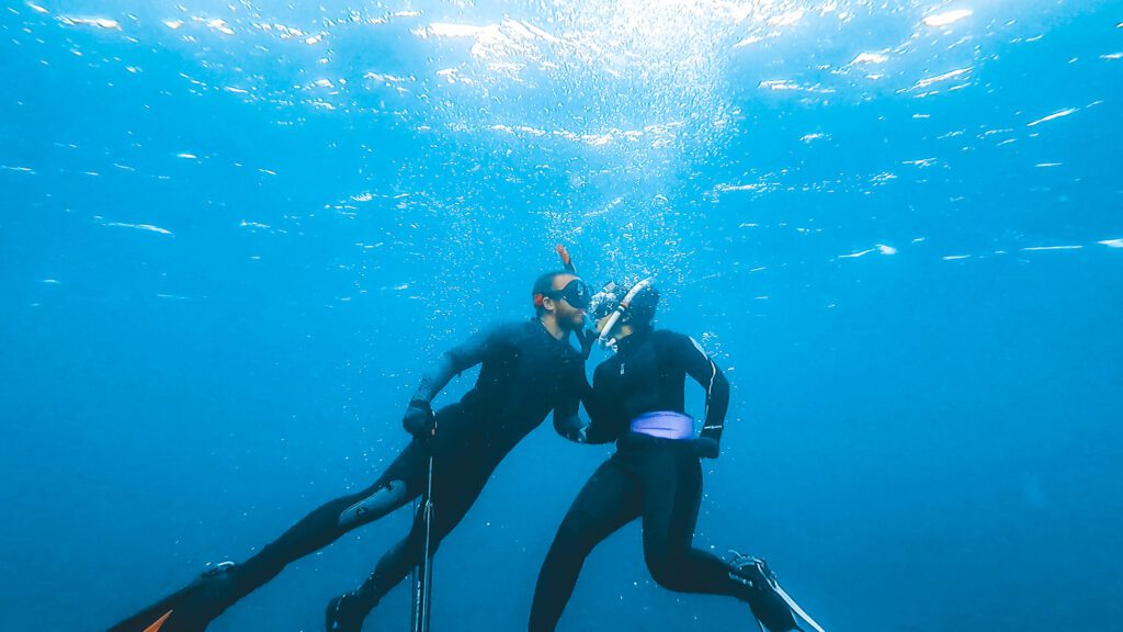 couple kissing while freediving in fort lauderdale